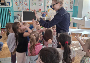 dzieci przybijają piątkę z gościem