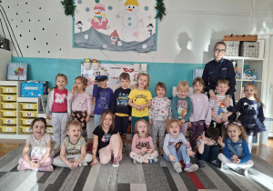 dzieci z grupy 2 z policjantką