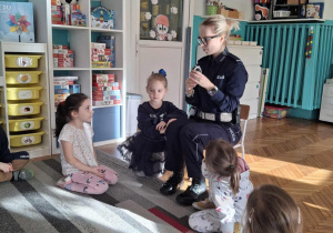 policjantka prezentuje kajdanki