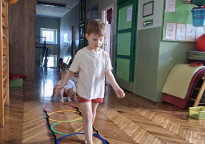 dziecko pokonuje tor przeszkod