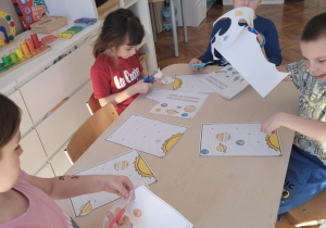 dzieci pracują przy stoliku