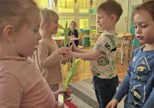 Dziewczynmi dostały po tulipanie z okazji Dnia Kobiet
