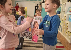 Dziewczynka dostaje żółtego tulipana z okazji Dnia Kobiet
