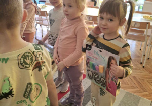 Dziewczynka z prezentem z okazji Dnia Kobiet