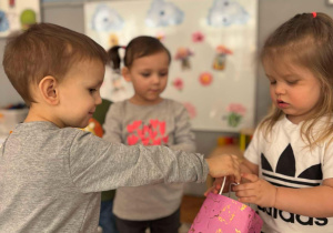Chłopiec wręcza dziewczynce prezent