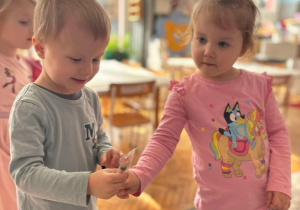 Chłopiec podaje dziewczynce lizaka