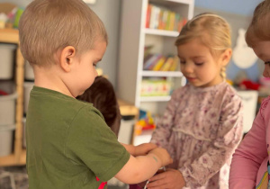 Chłopiec wręcza prezent swojej koleżance