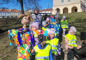 dzieci w kamizelkach odblaskowych pozują do zdjęcia