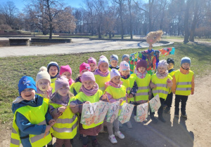 gruupa dzieci pozuje do zdjęcia z Marzanną