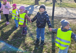 dzieci stoją trzymając sie za ręce