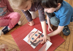 Dzieci z puzzli układają emocję radości