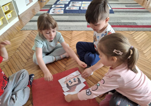 Dzieci w grupie układają emocję złości