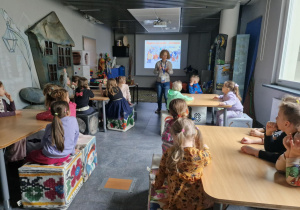 Dzieci oglądaja prezentacje multimedialną o Wielkanocy