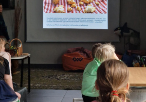 Dzieci zapoznaja się ze zwyczajami ludowymi dotyczącymi Wielkanocy