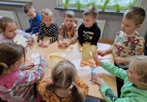 Dzieci przygotowoują żurek z ilustracji