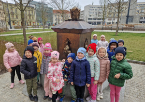 Dzieci przy hydrancie na Placu Wolności