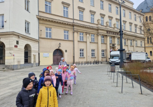 Dzieci stoją pod muzeum