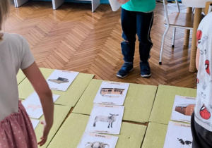 Dzieci ukladają rodzinę zwierząt oraz ich dom