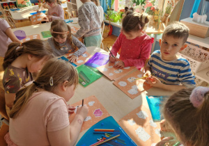 Dzieci kolorują zwierzęta wiajekie
