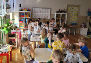 Dzieci pracują przy stolikach