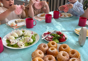 Dzieci siedza przy stole podczas wielkanocnego śniadania
