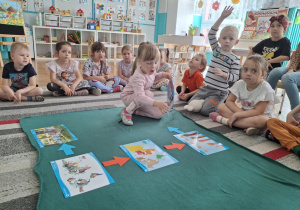 Dziewczynka kładzie ilustrację