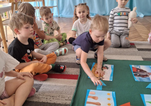 Chłopiec pokazuje dzieci na wsi