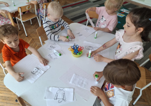 Dzieci przyklejają puzzle
