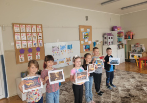 Dzieci ustawione z ilustracjami od najstarszego do najnowocześniejszgego auta
