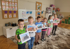 Dzieci ustawione z ilustracjami od najstarszego do najnowocześniejszgego pociągu