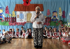 Plowitanie dzieci zi zgromadzonych gości przez panią dyrektor