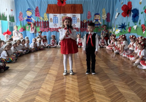 Dziewczynka ubrana na biało-czerwono wita wszystkich gości