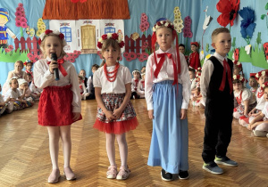 Czwórka dzieci na scenie