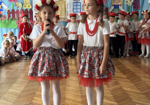 Dwie dziewczynki wysepujące na scenie