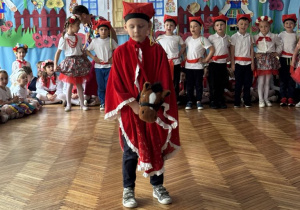 Chlopiec przebrany za Lajkonika tańczy na scenie