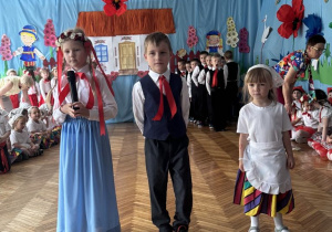 Troje dzieci występuje na scenie