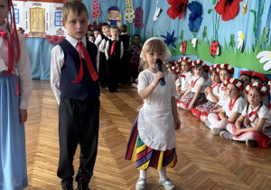 Dziewczynka zaprasza do Warszawy