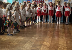 Śpiewanie piosneki "Kocham Cię Polasko"