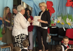 Dyrektor wręcza podziękowania rodzicowi z grupy trzeciej