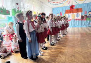 Starszaki ustawione w dwóch rzędach