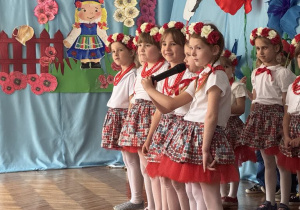 Dziewczynka z trzeciej grupy żegna starszaki