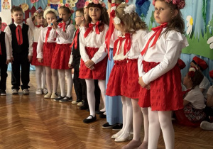 Dziewczynka mói wiersz na zakończenie przedszkola