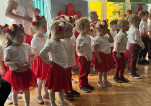 Maluszki śpiewaja pisoenkę o lecie