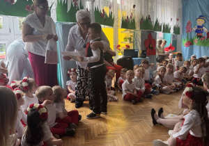 Chłopiec dostaje prezent