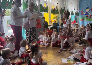 Dziewczynka idzie po dyplom
