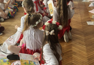 Dziewczynki z prezentami i dyplomami