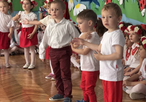 Chłopcy wkonuja wymach prawą ręką