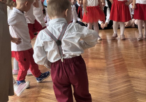 Dzieci wysuwają do przodu lewą nogę