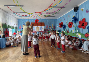 Dzieci klaszczą w ręce