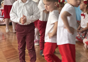 Chłopcy sie obracają w miejscu